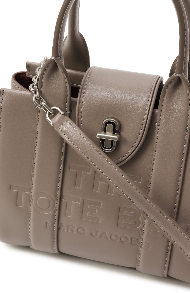 Женская сумка the turnlock tote bag MARC JACOBS (THE) серого цвета, арт. 2F4HCR015H04 | Фото 3 (Ремень/цепочка: На ремешке; Материал: Натуральная кожа; Размер: mini; Автоматизация состава: Проставлено; Автоматизация ТО: Проставлено)
