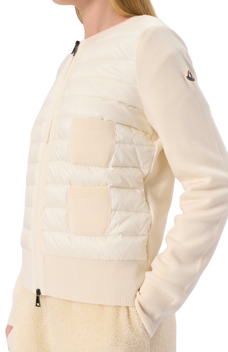 Женский комбинированный кардиган MONCLER кремового цвета, арт. 9B510-00-A9018 | Фото 5 (Материал сплава: Проставлено; Материал подклада: Синтетический материал; Рукава: Длинные; Материал утеплителя: Пух и перо; Драгоценные камни: Проставлено; Длина (для топов): Стандартные; Материал внешний: Шерсть, Синтетический материал; Женское Кросс-КТ: Кардиган-одежда; Стили: Кэжуэл)