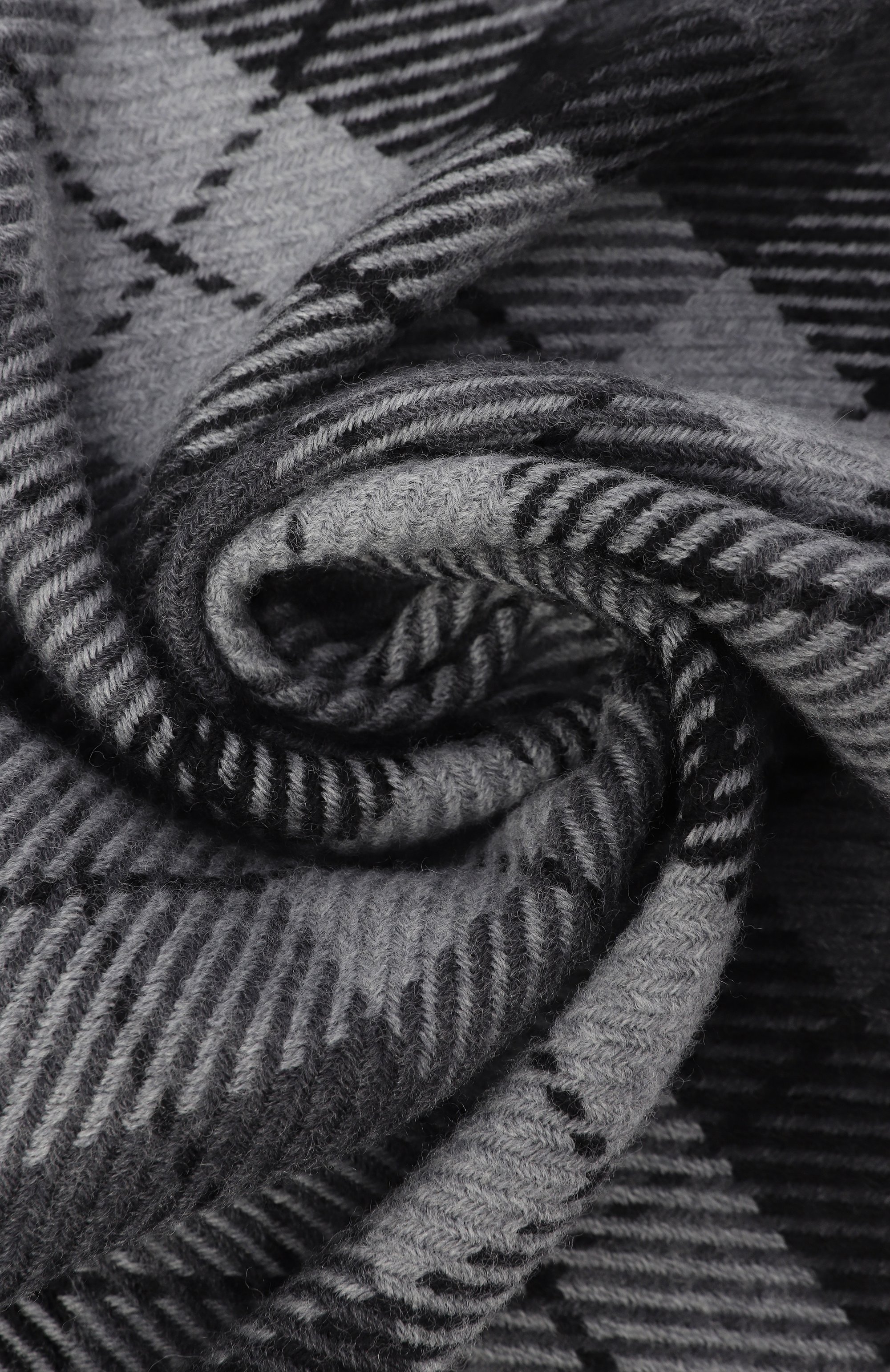 Шерстяной шарф CORNELIANI серого цвета по цене 29150 руб., арт. 26B354-2629016, фото 3 Шерстяной шарф CORNELIANI, арт. 26B354-2629016, фото 3