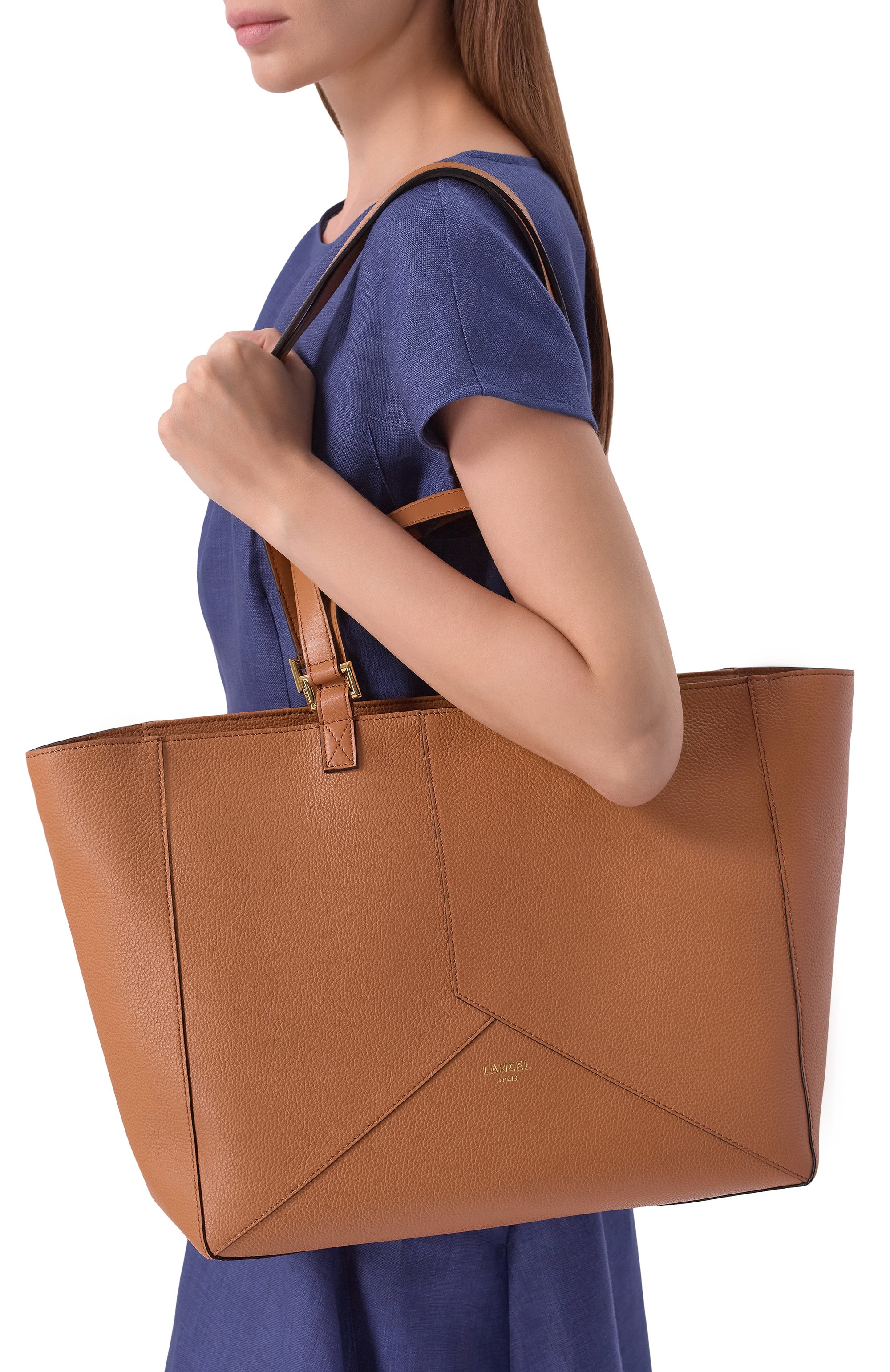 Сумка-тоут enveloppe medium LANCEL светло-коричневого цвета по цене 88650 руб., арт. A14021, фото 2 Сумка-тоут enveloppe medium LANCEL, арт. A14021, фото 2