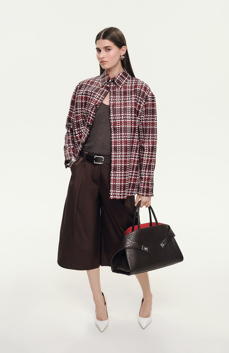 Женская кожаная рубашка BOTTEGA VENETA бордового цвета, арт. 804331 V4NX0 | Фото 8 (Длина (для топов): Удлиненные; Материал внешний: Натуральная кожа; Рукава: Длинные; Женское Кросс-КТ: Рубашка-одежда; Принт: С принтом; Стили: Кэжуэл; Автоматизация состава: Проставлено; Автоматизация ТО: Проставлено)