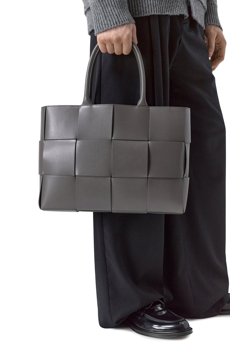 Мужская сумка-тоут arco BOTTEGA VENETA серого цвета, арт. 756682/VB1K0 | Фото 2 (Материал: Натуральная кожа; Размер: large; Автоматизация ТО: Проставлено; Автоматизация состава: Проставлено)