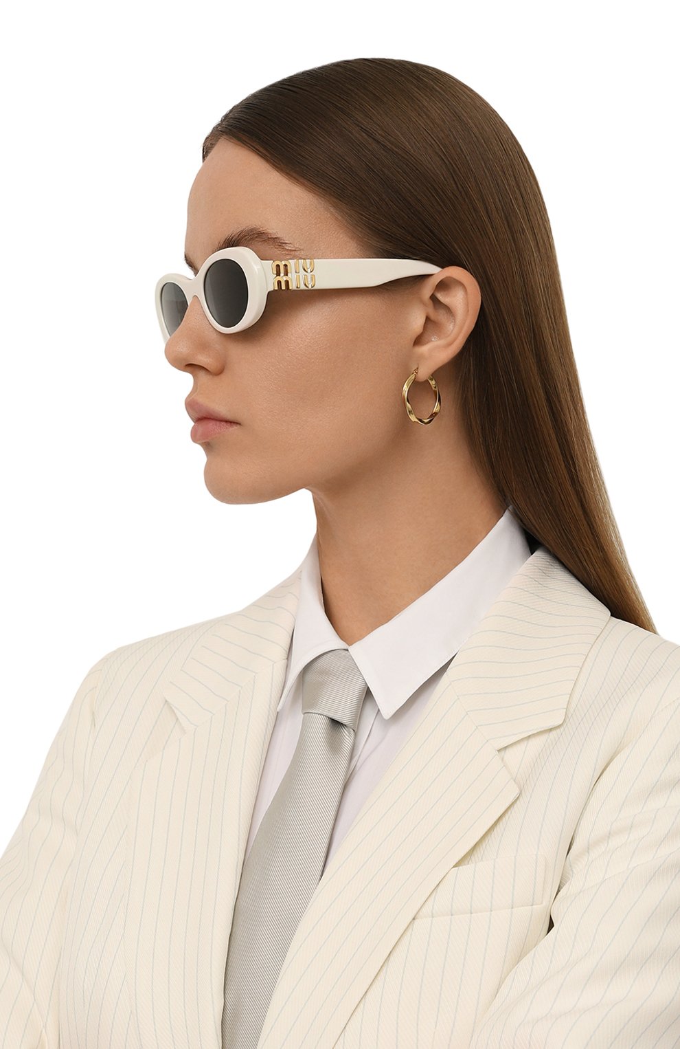 Солнцезащитные очки MIU MIU белого цвета по цене 56150 руб., арт. 06ZS-1425S0, фото 2 Солнцезащитные очки MIU MIU, арт. 06ZS-1425S0, фото 2