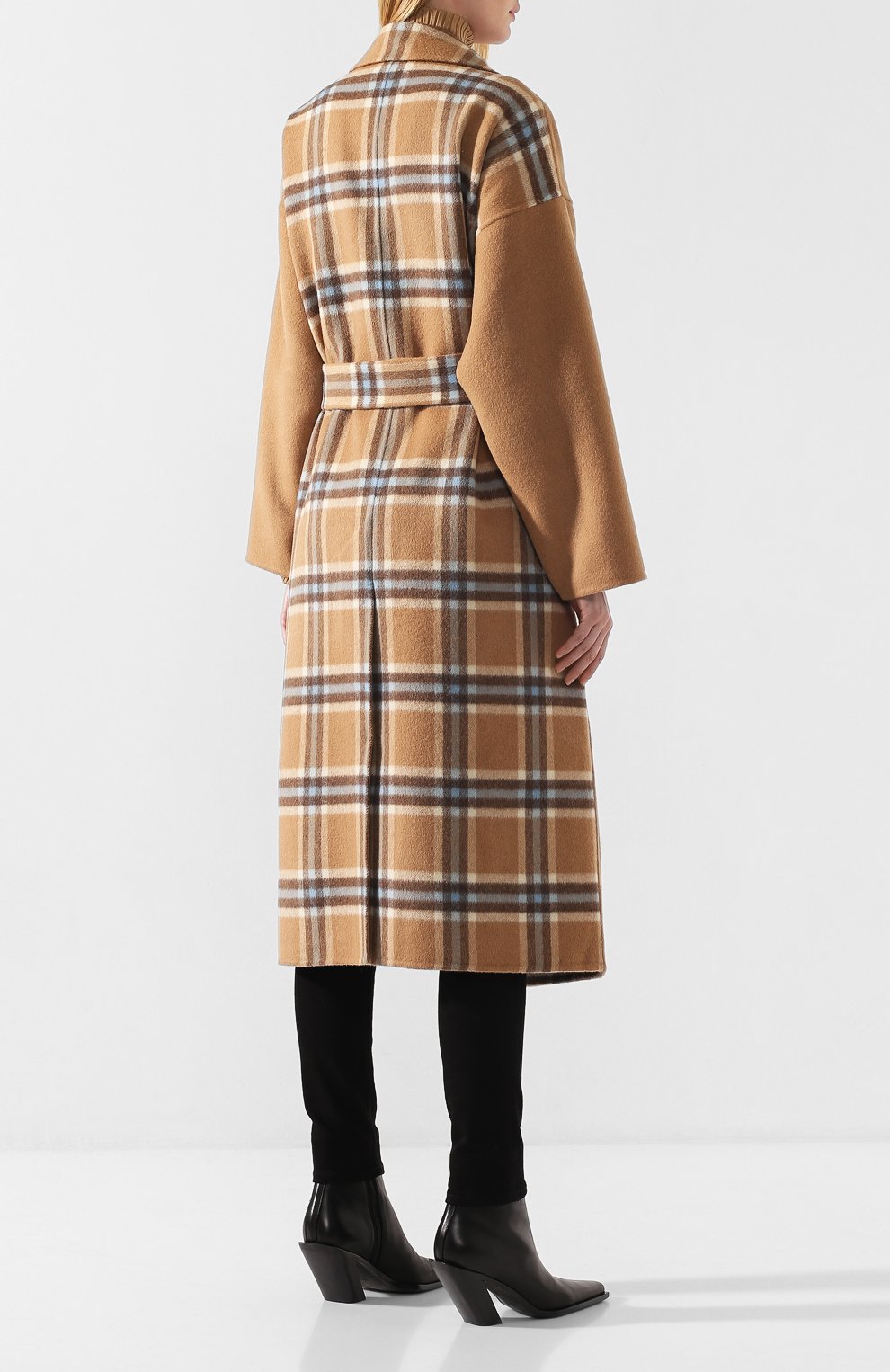 Двустороннее пальто REJINA PYO бежевого цвета по цене 106500 руб., арт. A080/W00L CHECK, фото 4 Двустороннее пальто REJINA PYO, арт. A080/W00L CHECK, фото 4