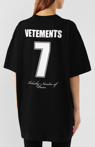 Хлопковая футболка VETEMENTS черного цвета по цене 53950 руб., арт. UAH20TR901/W, фото 4 Хлопковая футболка VETEMENTS, арт. UAH20TR901/W, фото 4
