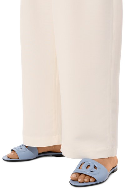 Кожаные шлепанцы bianca DOLCE & GABBANA голубого цвета по цене 63450 руб., арт. CQ0436/AY329, фото 3 Кожаные шлепанцы bianca DOLCE & GABBANA, арт. CQ0436/AY329, фото 3