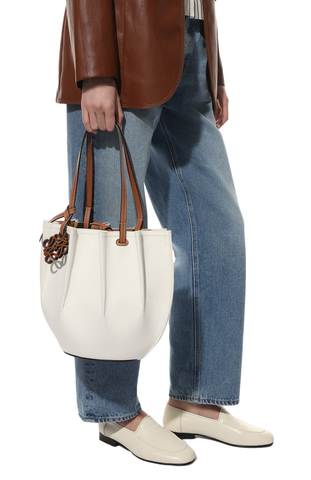 Сумка-тоут shell loewe x paula's ibiza LOEWE белого цвета по цене 142000 руб., арт. A884T49X02, фото 2 Сумка-тоут shell loewe x paula's ibiza LOEWE, арт. A884T49X02, фото 2