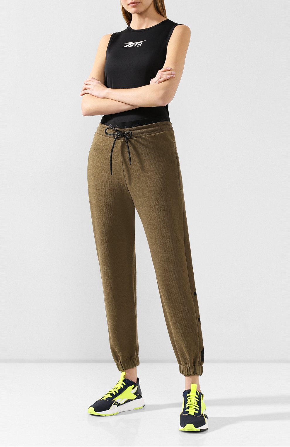Джоггеры reebok x victoria beckham REEBOK хаки цвета по цене 25400 руб., арт. FM3603, фото 2 Джоггеры reebok x victoria beckham REEBOK, арт. FM3603, фото 2
