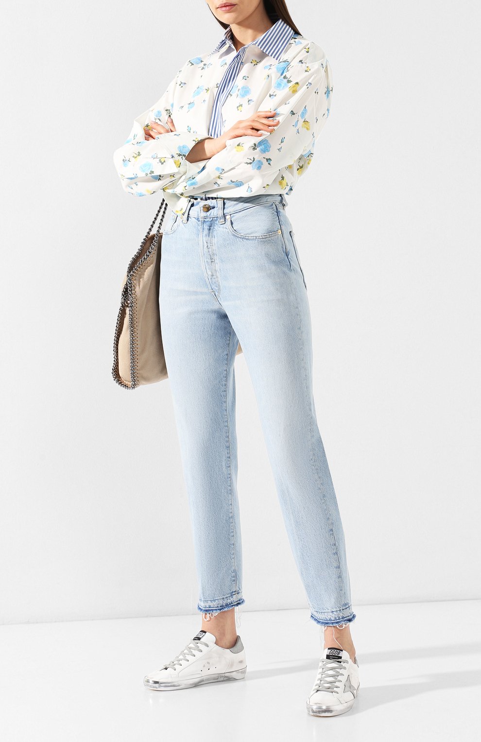 Джинсы с потертостями GOLDEN GOOSE DELUXE BRAND голубого цвета по цене 32400 руб., арт. G34WP015.A6, фото 2 Джинсы с потертостями GOLDEN GOOSE DELUXE BRAND, арт. G34WP015.A6, фото 2