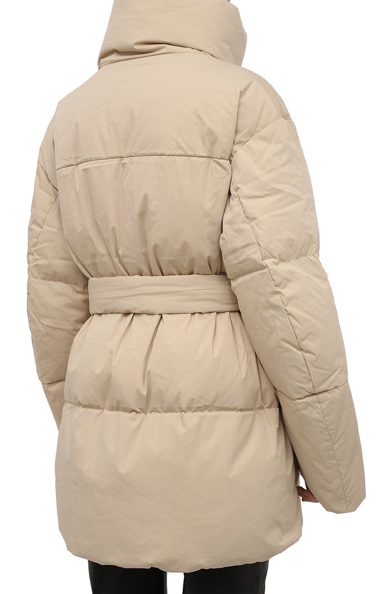 Женский пуховик ACNE STUDIOS бежевого цвета, арт. A90365 | Фото 4 (Длина (верхняя одежда): До середины бедра; Материал подклада: Синтетический материал; Материал утеплителя: Пух и перо; Материал внешний: Хлопок; Рукава: Длинные; Кросс-КТ: Пуховик; Стили: Спорт-шик)
