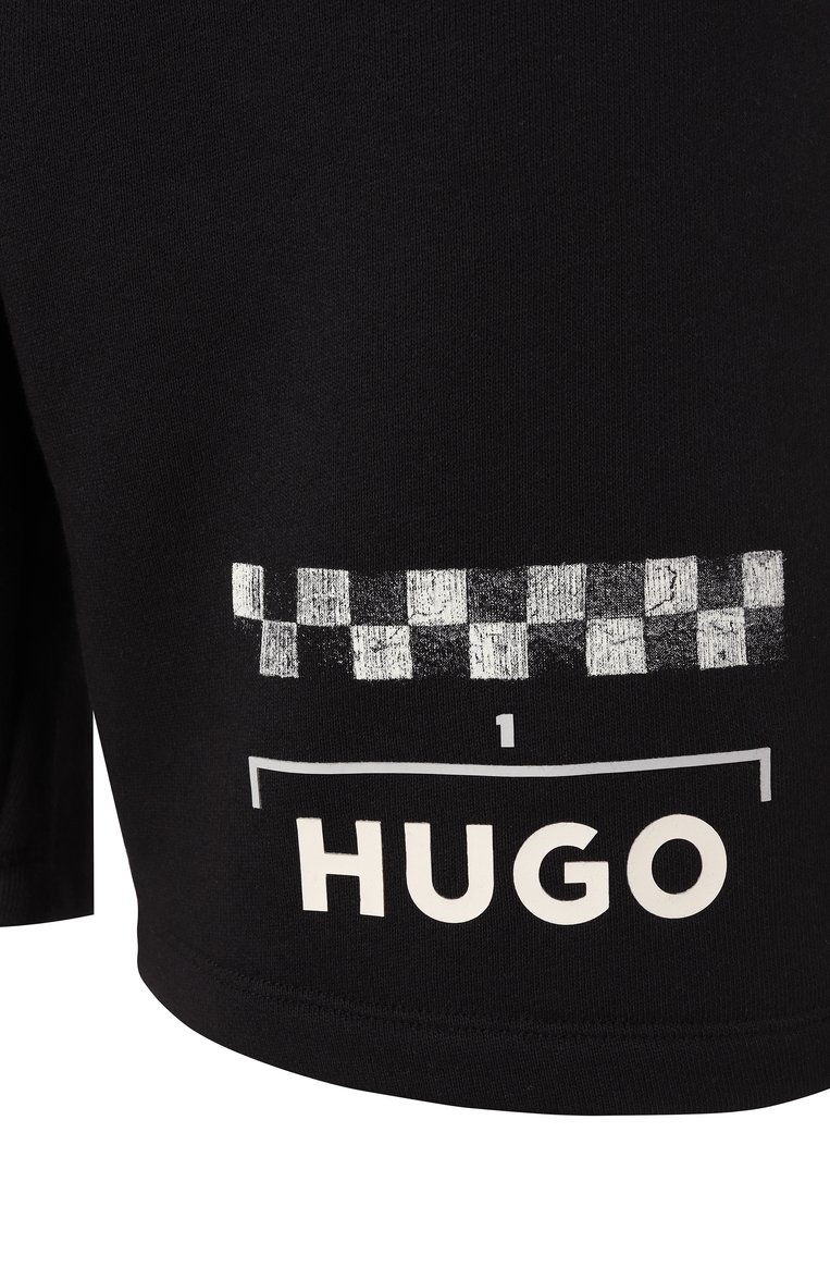 Мужские хлопковые шорты HUGO черного цвета, арт. 50531759 | Фото 6 (Длина Шорты М: До колена; Материал внешний: Хлопок, Синтетический материал; Случай: Повседневный; Стили: Кэжуэл; Детали: Декор; Автоматизация состава: Проставлено; Ав�томатизация ТО: Проставлено; Принт: С принтом)