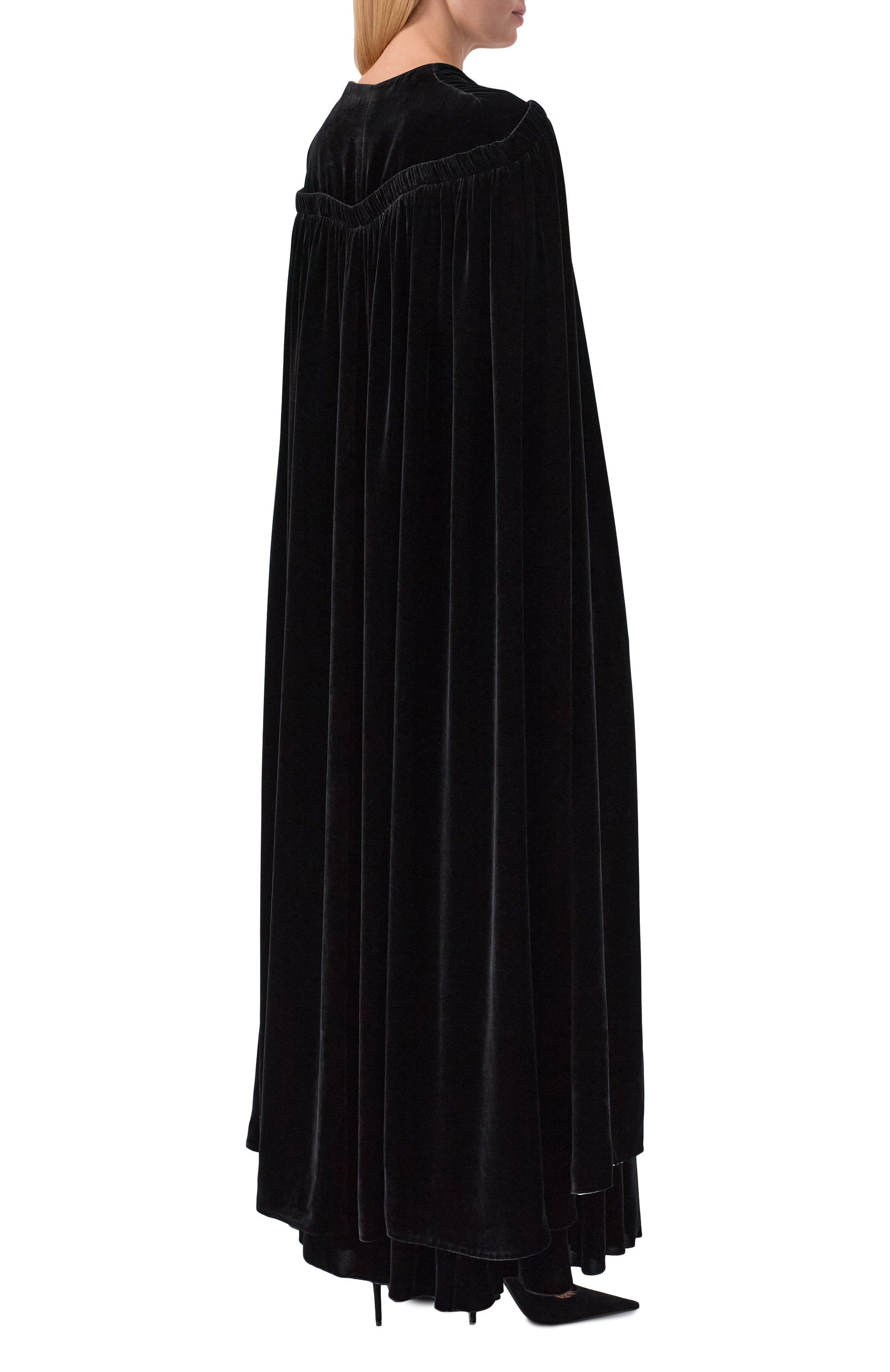 Бархатный кейп GIULIA GURMAN черного цвета по цене 370000 руб., арт. D13, фото 4 Бархатный кейп GIULIA GURMAN, арт. D13, фото 4