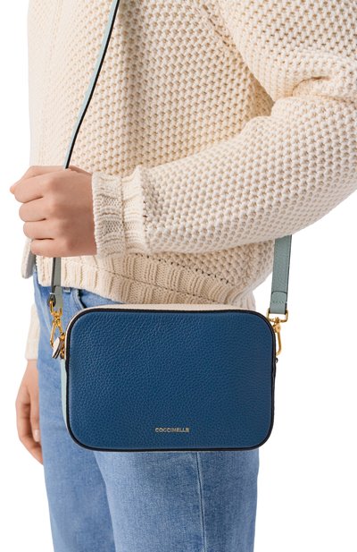 Сумка tebe tricolor COCCINELLE синего цвета по цене 20800 руб., арт. E5RWF55I101, фото 2 Сумка tebe tricolor COCCINELLE, арт. E5RWF55I101, фото 2