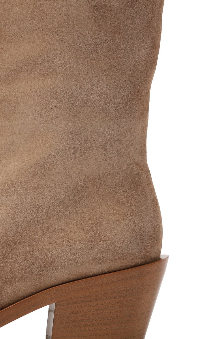 Женские замшевые казаки waylon 45 GIANVITO ROSSI темно-бежевого цвета, арт. G80194.45CU0.C45CAML | Фото 7 (Материал внешний: Натуральная кожа, Замша; Каблук высота: Средний; Подошва: Плоская; Автоматизация состава: Проставлено; Автоматизация ТО: Проставлено; Высота голенища: Средние; Материал внутренний: Натуральная кожа; Материал утеплителя: Без утеплителя; Женское Кросс-КТ: Казаки-сапоги; Каблук тип: Устойчивый)