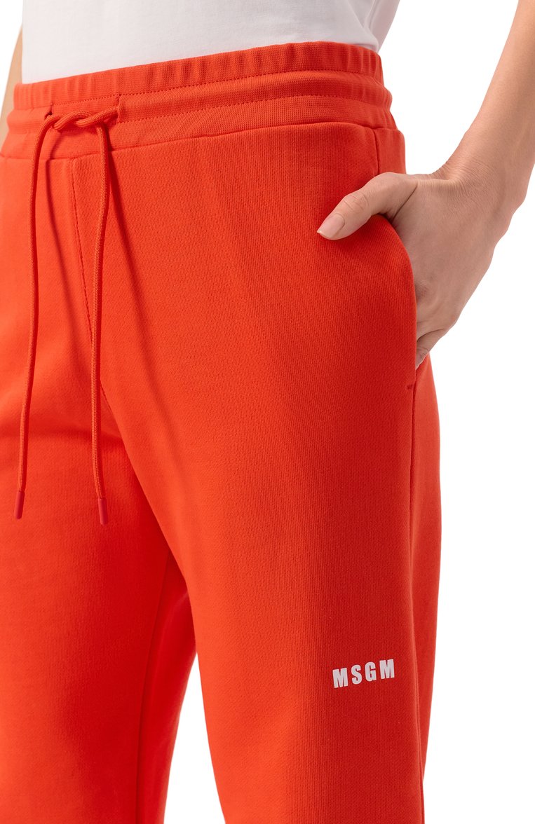 Женские хлопковые джоггеры MSGM красного цвета, арт. 3841MDP500/257000 | Фото 5 (Длина (брюки, джинсы): Стандартные; Материал внешний: Хлопок; Материал сплава: Проставлено; Драгоценные камни: Проставлено; Женское Кросс-КТ: Брюки-одежда, Джоггеры - брюки; Стили: Спорт-шик)