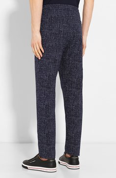 Мужские брюки EMPORIO ARMANI темно-синего цвета, арт. 21P89S/21S45 | Фото 4 (Длина (брюки, джинсы): Стандартные; Материал внешний: Синтетический материал; Случай: Повседневный; Материал внутренний: Не назначено; Материал сплава: Проставлено; Драгоценные камни: Проставлено; Стили: Кэжуэл)