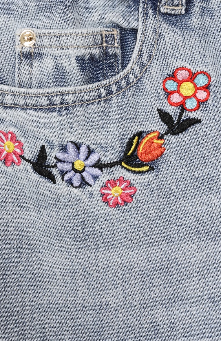 Детские джинсы MOSCHINO светло-голубого цвета, арт. HDP06B/L0E08/10-14 | Фото 3 (Нос: Не проставлено; Материал внешний: Хлопок; Детали: Декор; Автоматизация состава: Проставлено; Ростовка одежда: 10 - 11 лет | 140 - 146см, 12 лет | 152 см, 16 лет | 164 см)
