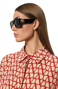 Женские солнцезащитные очки VERSACE черного цвета, арт. 4467U-GB1/87 | Фото 2 (Нос: Не проставлено; Региональные ограничения белый список (Axapta Mercury): Не проставлено; Материал: Пластик; Тип очков: С/з; Оптика Гендер: оптика-женское; Очки форма: Квадратные)