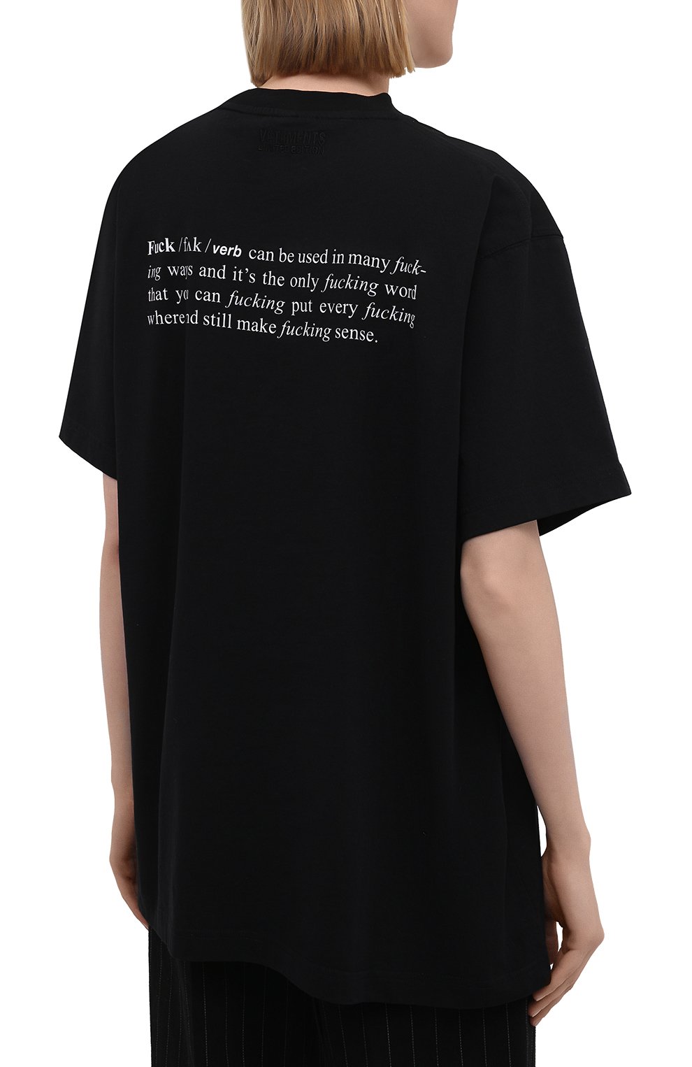 Хлопковая футболка VETEMENTS черного цвета по цене 32850 руб., арт. UA52TR160B 1602/W, фото 4 Хлопковая футболка VETEMENTS, арт. UA52TR160B 1602/W, фото 4