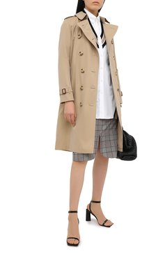 Женский хлопковый тренч kensington BURBERRY бежевого цвета, арт. 8027909 | Фото 2 (Рукава: Длинные; Длина (верхняя одежда): До колена; Материал сплава: Проставлено; Материал внешний: Хлопок; Драгоценные камни: Проставлено; Материал подклада: Хлопок; Стили: Кэжуэл)