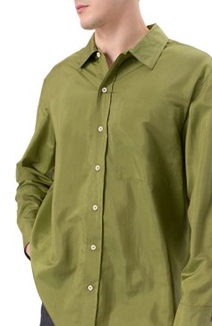 Мужская рубашка JIL SANDER салатового цвета, арт. J47DL0171-J70003 | Фото 5 (Материал внешний: Шелк, Синтетический материал; Длина (для топов): Стандартные; Материал сплава: Проставлено; Драгоценные камни: Проставлено; Рукава: Длинные; Стили: Минимализм, Кэжуэл; Принт: Однотонные; Воротник: Кент; Манжеты: На пуговицах; Случай: Повседневный)