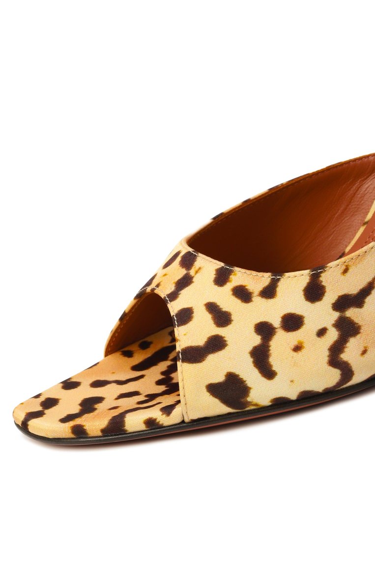 Женские текстильные мюли alexa 90 AMINA MUADDI леопардового цвета, арт. ALEXA SLIPPER/PRINT SATIN | Фото 7 (Материал внешний: Текстиль; Материал внутренний: Натуральная кожа; Подошва: Плоская; Каблук высота: Высокий; Каблук тип: Шпилька; Автоматизация ТО: Проставлено; Автоматизация состава: Проставлено)