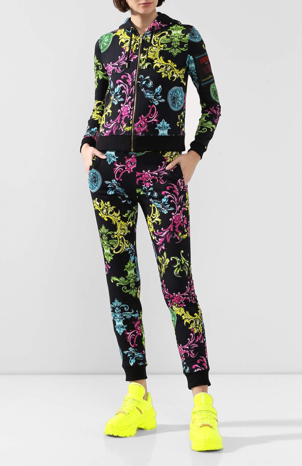 Хлопковые джоггеры VERSACE JEANS COUTURE черного цвета по цене 25050 руб., арт. A1HUB125-UDM310/SL300, фото 2 Хлопковые джоггеры VERSACE JEANS COUTURE, арт. A1HUB125-UDM310/SL300, фото 2