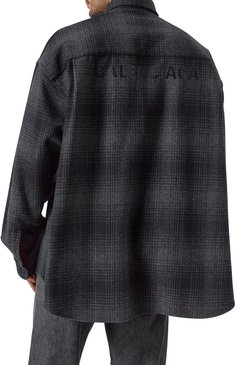 Мужская шерстяная рубашка BALENCIAGA темно-серого цвета, арт. 725377/TRU17 | Фото 4 (Рукава: Длинные; Длина (для топов): Удлиненные; Материал внешний: Шерсть; Драгоценные камни: Проставлено; Материал сплава: Проставлено; Манжеты: На пуговицах; Случай: Повседневный; Воротник: Button down; Принт: Клетка; Стили: Гранж)