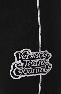 Женские хлопковые брюки VERSACE JEANS COUTURE черного цвета, арт. 75HAAG03/CF01G | Фото 5 (Длина (брюки, джинсы): Стандартные; Женское Кросс-КТ: Брюки-оде�жда; Силуэт Ж (брюки и джинсы): Джоггеры, Расклешенные; Материал сплава: Проставлено; Материал внешний: Хлопок; Стили: Спорт-шик; Драгоценные камни: Проставлено)