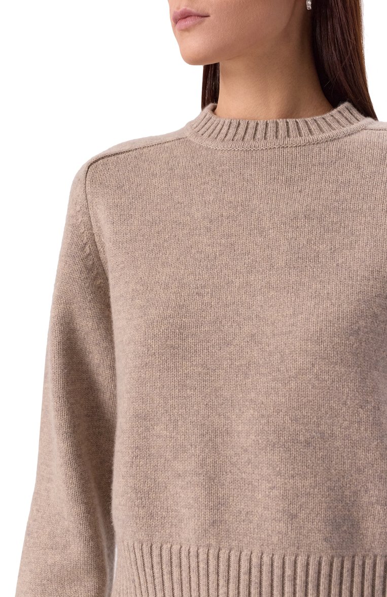Женский кашемировый свитер EXTREME CASHMERE бежевого цвета, арт. 167-037-01-FE-01 | Фото 5 (Материал внешний: Шерсть, Кашемир; Рукава: Длинные; Длина (для топов): Стандартные; Стили: Кэжуэл; Женское Кросс-КТ: Свитер-одежда)