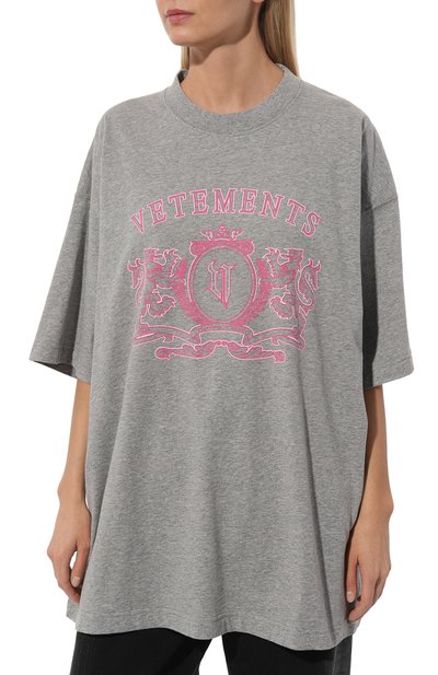 Хлопковая футболка VETEMENTS серого цвета по цене 87800 руб., арт. UE64TR410GP, фото 3 Хлопковая футболка VETEMENTS, арт. UE64TR410GP, фото 3