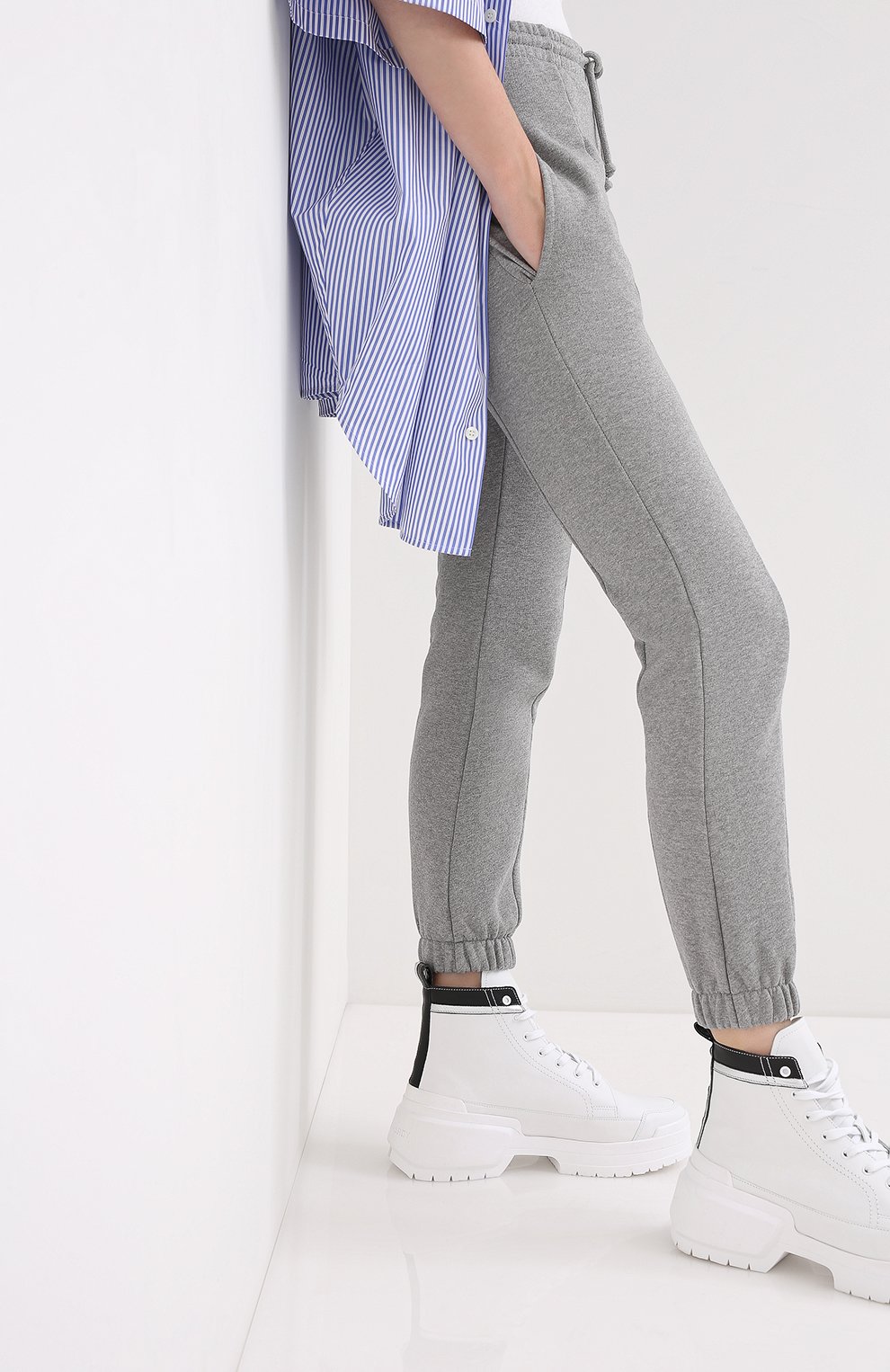 Хлопковые джоггеры VETEMENTS серого цвета по цене 57550 руб., арт. WAH21TR645 1601/GREY, фото 3 Хлопковые джоггеры VETEMENTS, арт. WAH21TR645 1601/GREY, фото 3
