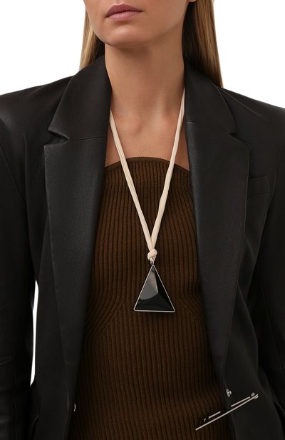 Подвеска на шнурке JIL SANDER темно-синего цвета по цене 57100 руб., арт. JSWT831168/WTS80054, фото 2 Подвеска на шнурке JIL SANDER, арт. JSWT831168/WTS80054, фото 2