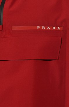 Мужская анорак PRADA красного цвета, арт. SGB591-1XV1-F0927-202 | Фото 5 (Кросс-КТ: Куртка, Ветровка; Рукава: Длинные; Длина (верхняя одежда): До середины бедра; Материал внешний: Синтетический материал; Ма�териал сплава: Проставлено; Стили: Спорт-шик, Кэжуэл; Драгоценные камни: Проставлено)