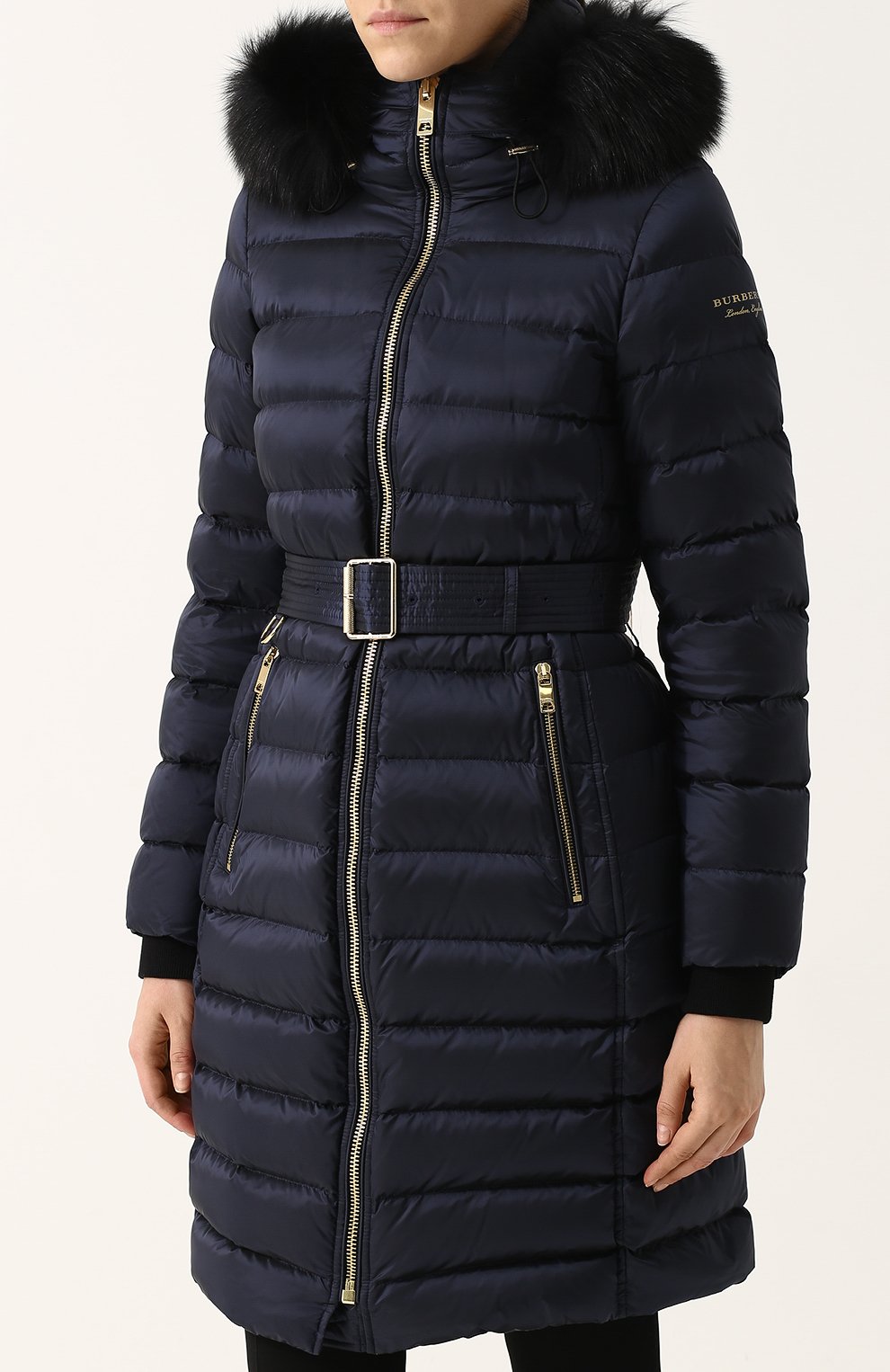 Удлиненный стеганый пуховик с меховой отделкой капюшона и поясом BURBERRY, арт. 4061055, фото 3