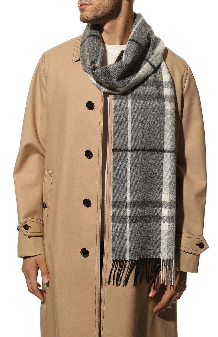 Мужской кашемировый шарф BURBERRY серого цвета, арт. 8045168 | Фото 2 (Материал: Кашемир, Шерсть, Текстиль; Кросс-КТ: кашемир; Мужское Кросс-КТ: Шарфы - с бахромой; Нос: Не проставлено; Региональные ограничения белый список (Axapta Mercury): Не проставлено)