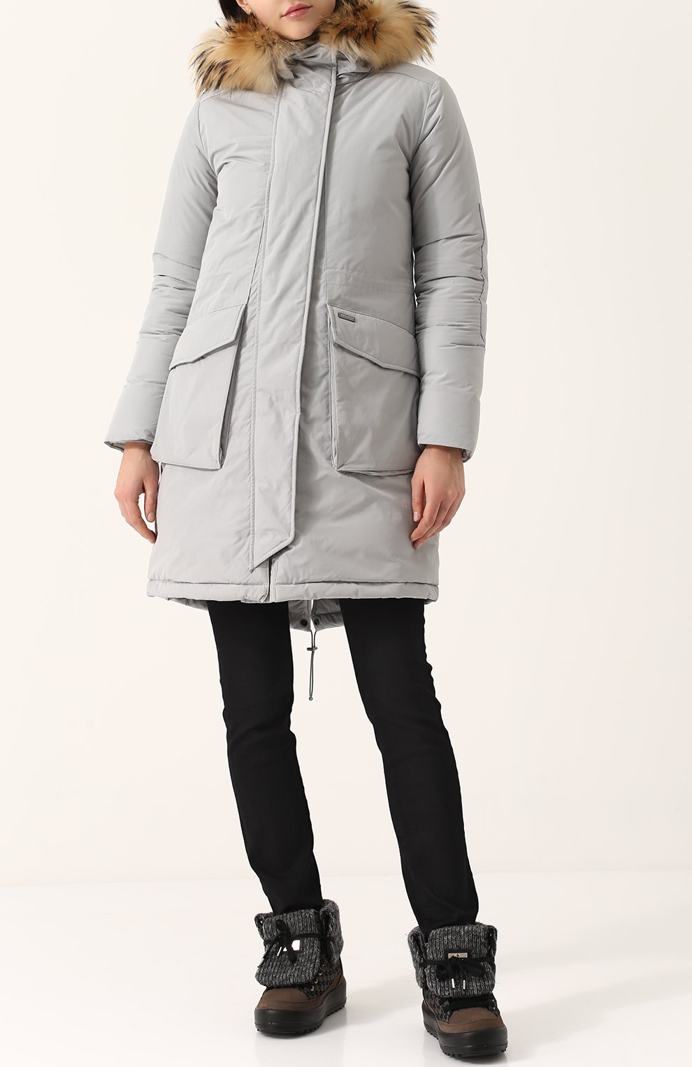 Пуховая парка с меховой отделкой капюшона WOOLRICH серого цвета по цене 89950 руб., арт. WWCPS2481/SM20, фото 2 Пуховая парка с меховой отделкой капюшона WOOLRICH, арт. WWCPS2481/SM20, фото 2