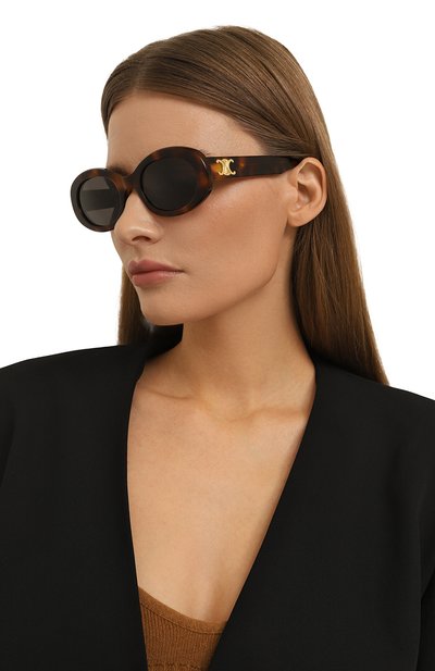 Солнцезащитные очки CELINE темно-коричневого цвета по цене 94550 руб., арт. CL40194U 53A, фото 2 Солнцезащитные очки CELINE, арт. CL40194U 53A, фото 2
