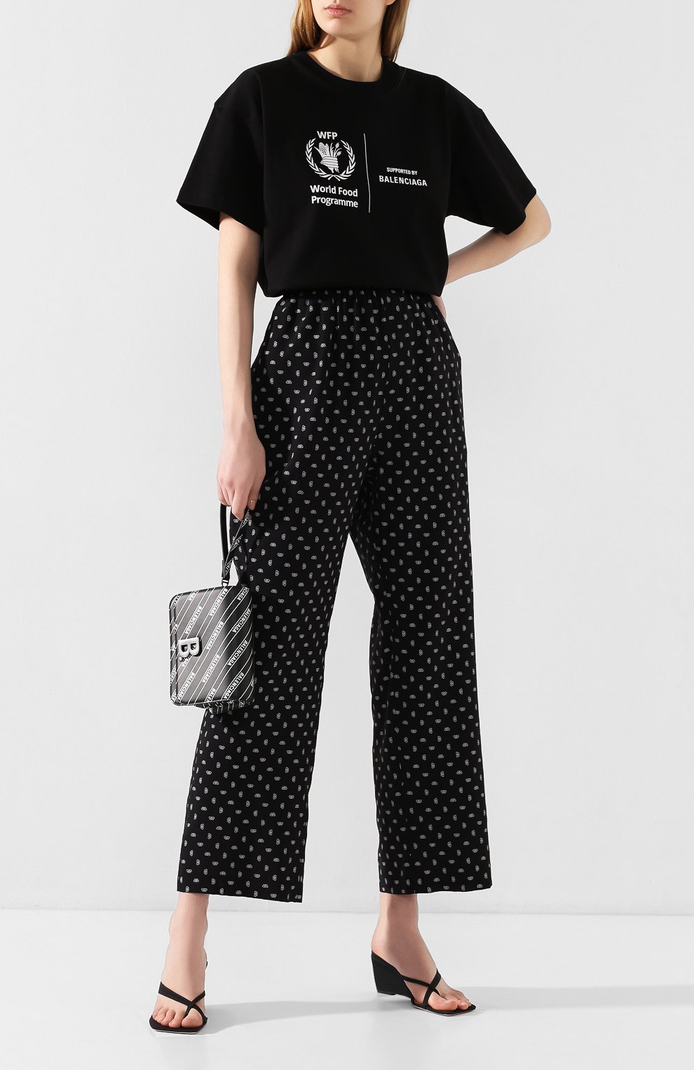 Хлопковая футболка BALENCIAGA черного цвета по цене 27600 руб., арт. 612965/THV84, фото 2 Хлопковая футболка BALENCIAGA, арт. 612965/THV84, фото 2