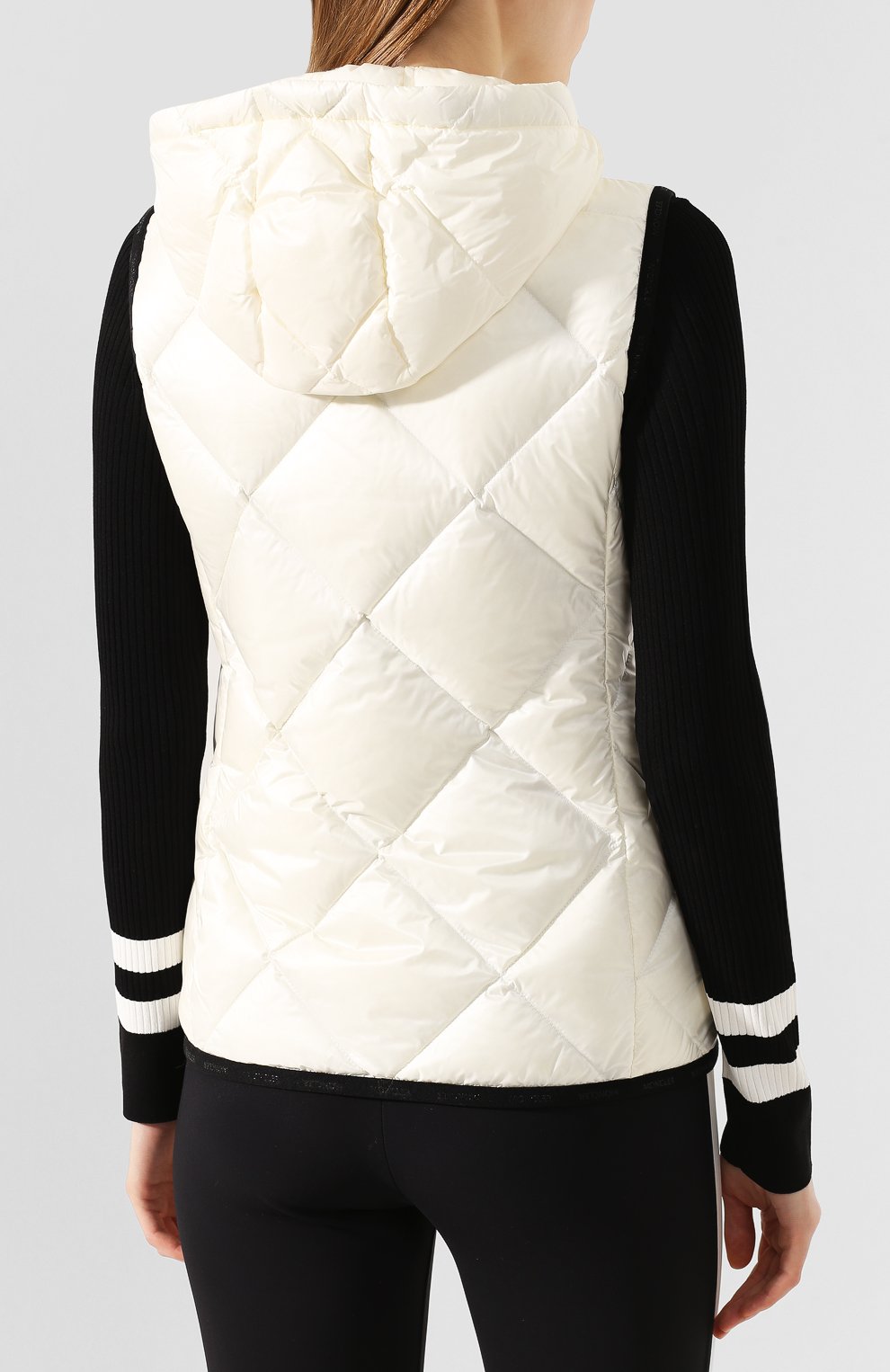 Пуховый жилет sucrex MONCLER белого цвета по цене 54500 руб., арт. F1-093-1A537-00-C0381, фото 4 Пуховый жилет sucrex MONCLER, арт. F1-093-1A537-00-C0381, фото 4