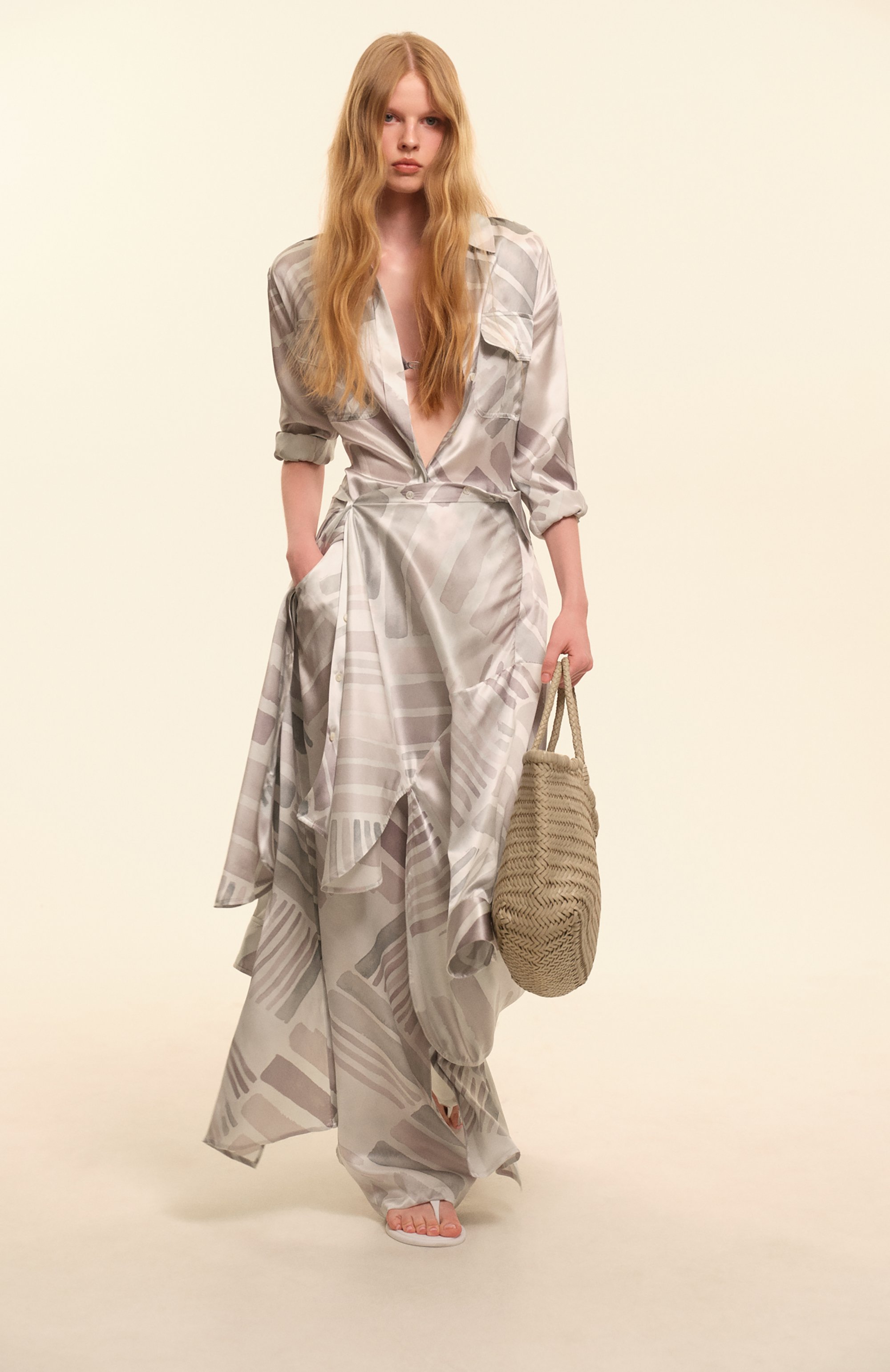 Шлепанцы gianni ribbon VERSACE белого цвета по цене 37000 руб., арт. 1018789/1A10983, фото 8 Шлепанцы gianni ribbon VERSACE, арт. 1018789/1A10983, фото 8