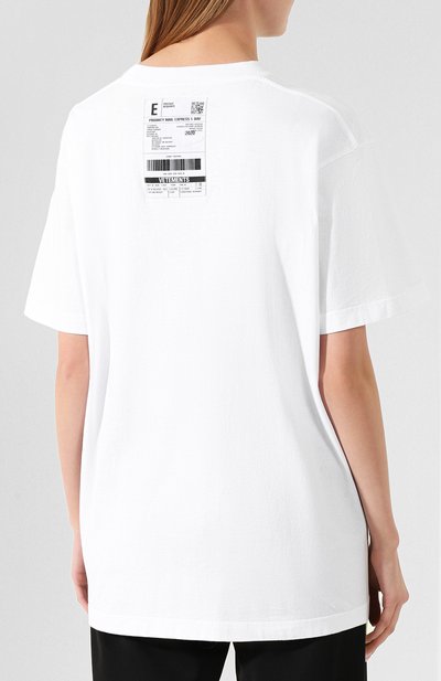 Хлопковая футболка VETEMENTS белого цвета по цене 16450 руб., арт. SS20TR304 1610/W/WHITE, фото 4 Хлопковая футболка VETEMENTS, арт. SS20TR304 1610/W/WHITE, фото 4
