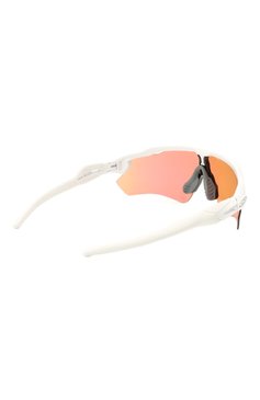 Женские солнцезащитные очки OAKLEY белого цвета, арт. 9208-9208A5 | Фото 5 (Кросс-КТ: С/з-унисекс; Региональные ограничения белый список (Axapta Mercury): Не проставлено, RU; Нос: Не проставлено; Материал: Пластик; Тип очков: С/з; Очки форма: Маска; Оптика Гендер: оптика-унисекс)