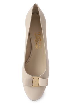 Женские кожаные туфли vara 1 FERRAGAMO кремового цвета, арт. 01B221/779604 | Фото 6 (Материал внешний: Натуральная кожа; Каблук высота: Низкий; Подошва: Плоская; Материал внутренний: Натуральная кожа; Каблук тип: Устойчивый)