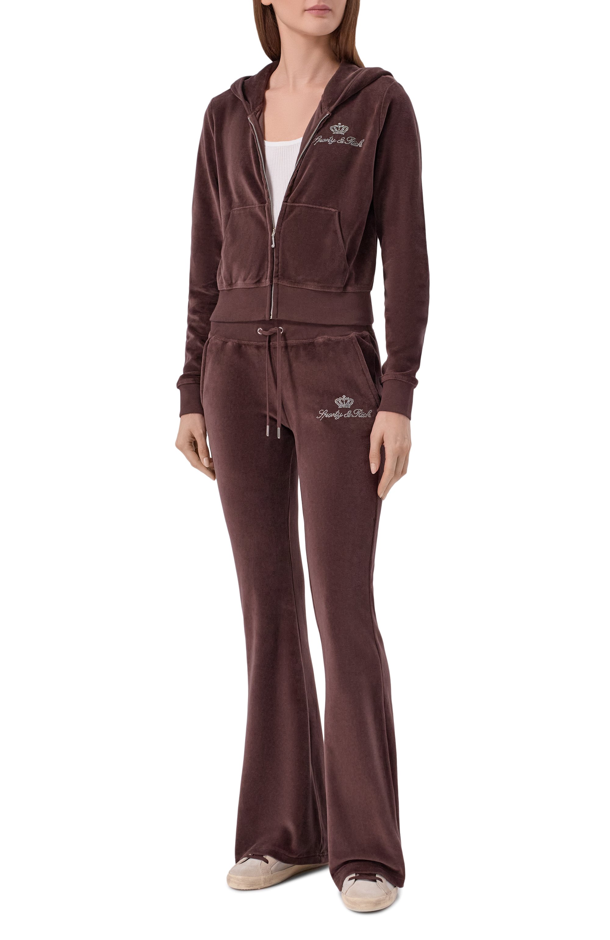 Хлопковые брюки SPORTY AND RICH коричневого цвета по цене 36450 руб., арт. PA067716689BR03/JUICY SCRIPT VEL0UR SWEATPANT, фото 2 Хлопковые брюки SPORTY AND RICH, арт. PA067716689BR03/JUICY SCRIPT VEL0UR SWEATPANT, фото 2