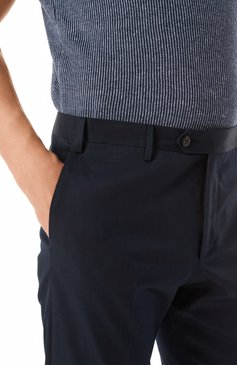 Мужские хлопковые брюки CORNELIANI темно-синего цвета, арт. 254B01-2514517 | Фото 5 (Материал сплава: Проставлено; Драгоценные камни: Проставлено; Длина (брюки, джинсы): Стандартные; Силуэт М (брюки): Чиносы; Случай: Повседневный; Стили: Кэжуэл; Материал внешний: Хлопок)