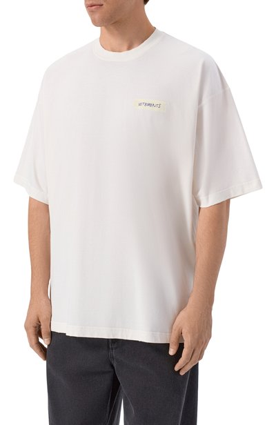 Хлопковая футболка VETEMENTS белого цвета по цене 69950 руб., арт. MH27TR148W, фото 3 Хлопковая футболка VETEMENTS, арт. MH27TR148W, фото 3