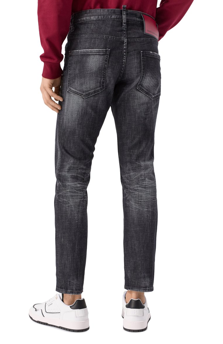 Мужские джинсы DSQUARED2 темно-серого цвета, арт. S74LB1617/S30357 | Фото 4 (Длина (брюки, джинсы): Стандартные; Драгоценные камни: Проставлено; Материал сплава: Проставлено; Детали: Потертости, Делаве; Кросс-КТ: Деним; Материал внешний: Деним, Хлопок; Силуэт М (брюки): Прямые; Стили: Повседневный, Streetwear)