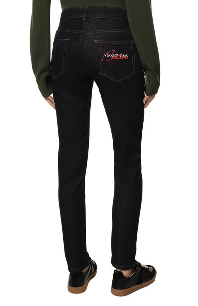 Джинсы VERSACE JEANS COUTURE темно-синего цвета по цене 23950 руб., арт. 72HAB5K3-72DP500 C SKINNY CRYSTAL RIC CURSIVE D ST, фото 4 Джинсы VERSACE JEANS COUTURE, арт. 72HAB5K3-72DP500 C SKINNY CRYSTAL RIC CURSIVE D ST, фото 4
