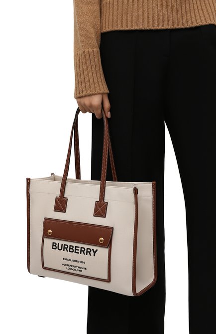 Женский сумка-шопер BURBERRY бежевого цвета, арт. 8044138 | Фото 2 (Размер: medium; М�атериал: Текстиль; Сумки-технические: Сумки-шопперы)